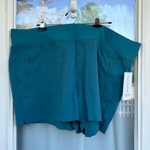 NWT/New Athleta Trekkie North Short - Borealis Green (Size 22)